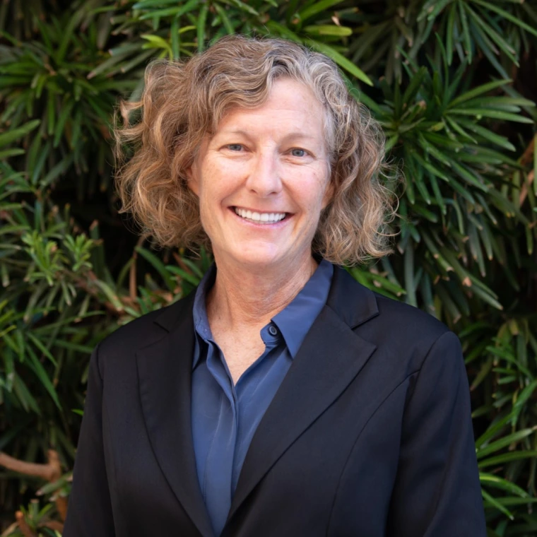 Laura Thompson Headshot